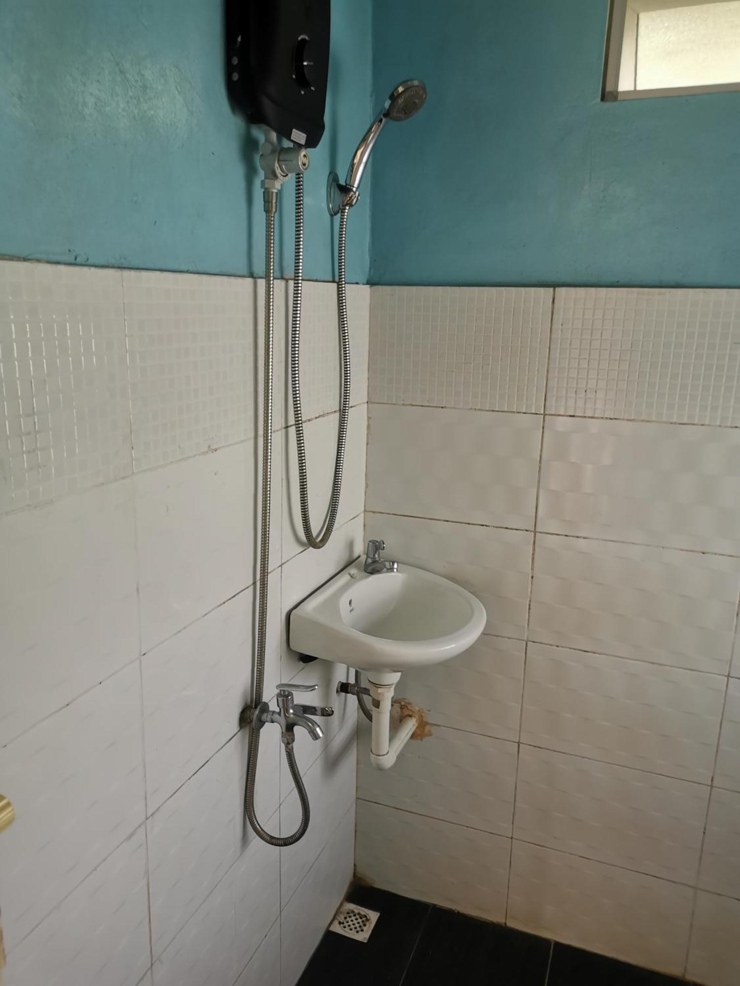 Merdeka Guest House 2 Кучинг Экстерьер фото