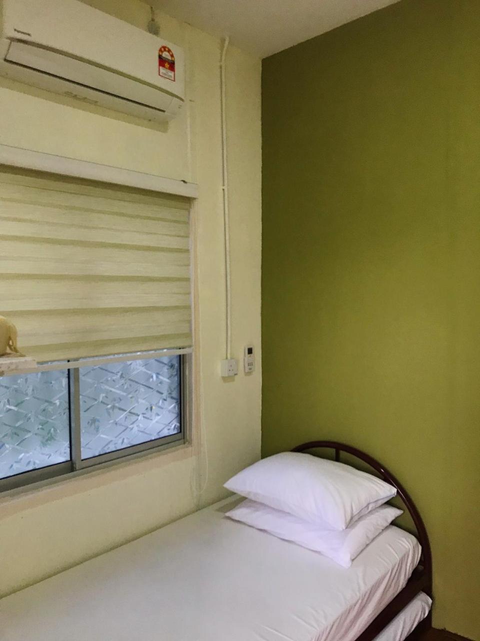 Merdeka Guest House 2 Кучинг Экстерьер фото